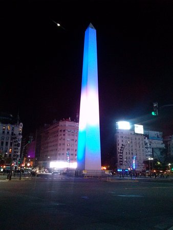 OBELISCO CELESTE Y BLANCO